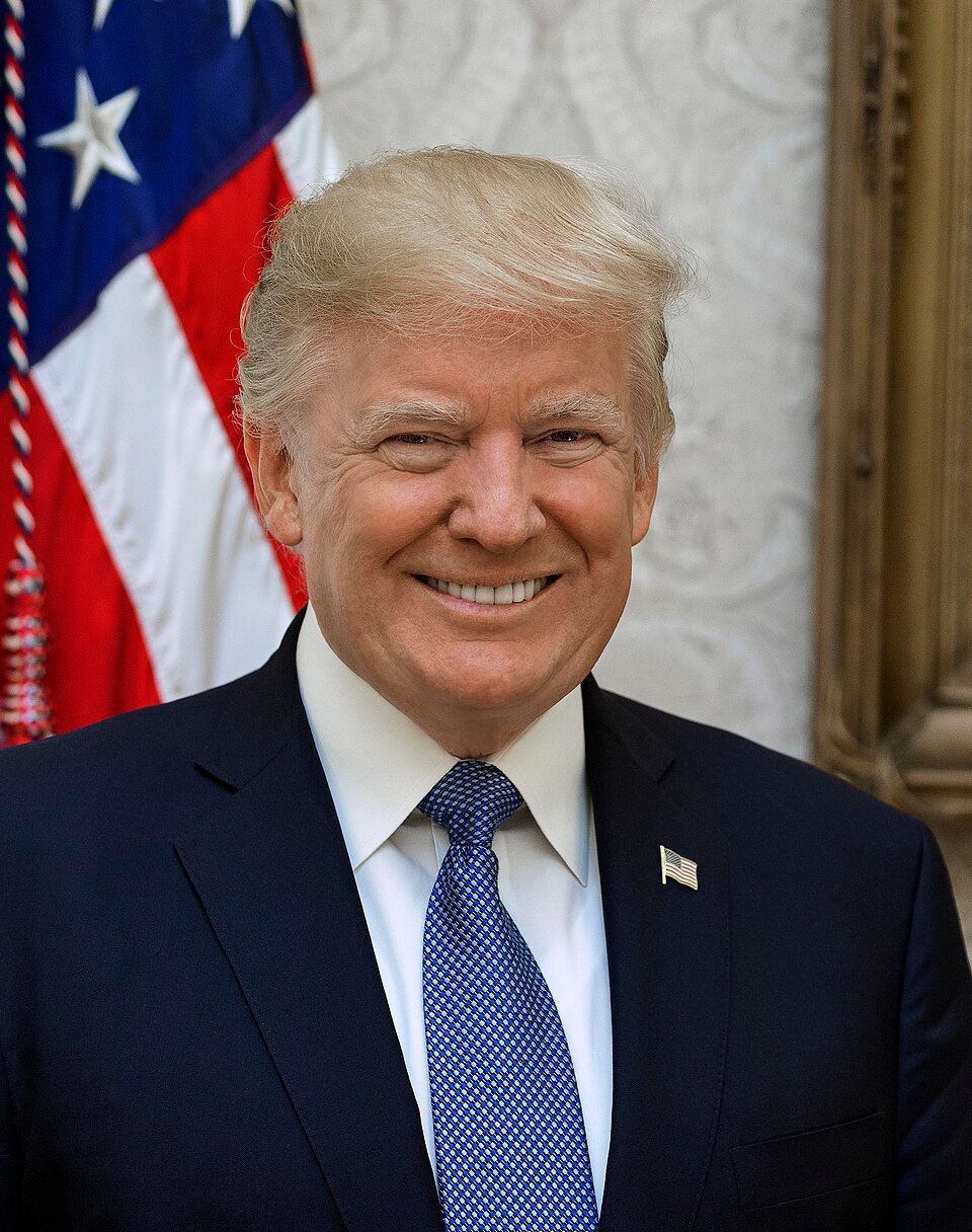 Imagem:Donald Trump official portrait.jpg|thumb|